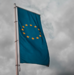 bandiera europea su cielo coperto